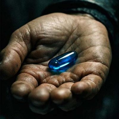 Blaue Pille als Symbol für austauschbare Video-Produktion und unauffälliges Marketing im Saarland.