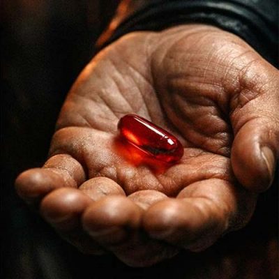 Rote Pille symbolisiert professionelle Filmproduktion in Saarbrücken für hochwertiges Branding und A-Movie Qualität.